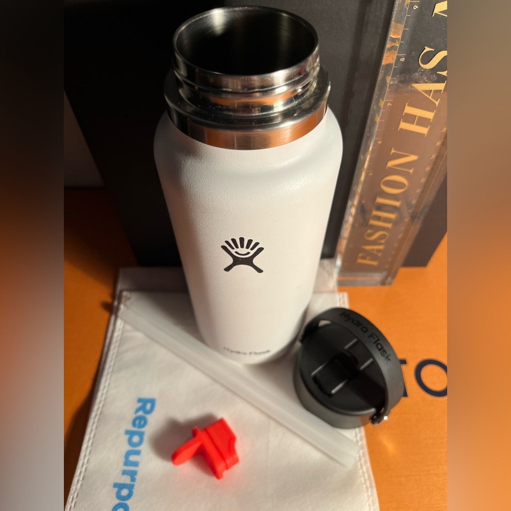 Hydro Flask Classic White Bottle with Black Lid 👟👟👟👟👟👟👟👟👟👟👟👟👟👟👟👟👟 - Picture 4 of 7